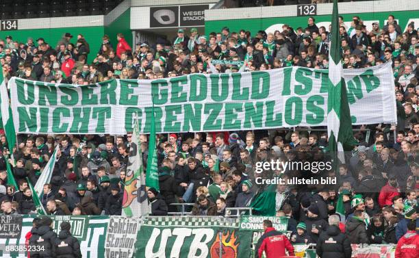 Werder Bremen - SV Darmstadt 98 Bremer Fans mit einem Banner: UNSERE GEDULD IST NICHT GRENZENLOS