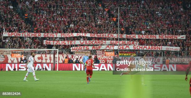 Bayern Muenchen - Benfica Lissabon Fans vom FC Bayern hissen ein Banner mit der Aufschrift: SPORTLICHER GEIST MUSS ALLE BESEELEN, DIE SICH BAYERN...