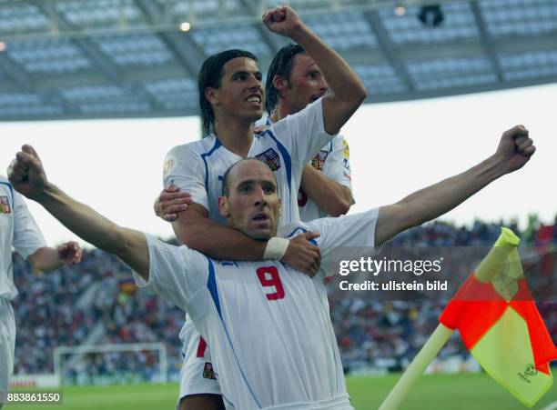 Fussball INTERNATIONAL EURO 2004 Tschechien - Dänemark im Stadion Dragao in Porto Jan KOLLER jubelt mit Milan BAROS nach seinem Treffer zum 1-0.