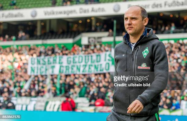 Werder Bremen - SV Darmstadt 98 Trainer Viktor Skripnik betritt das Weserstadion. Im Hintergrund haben Bremer Fans ein Banner mit der Aufschrift:...