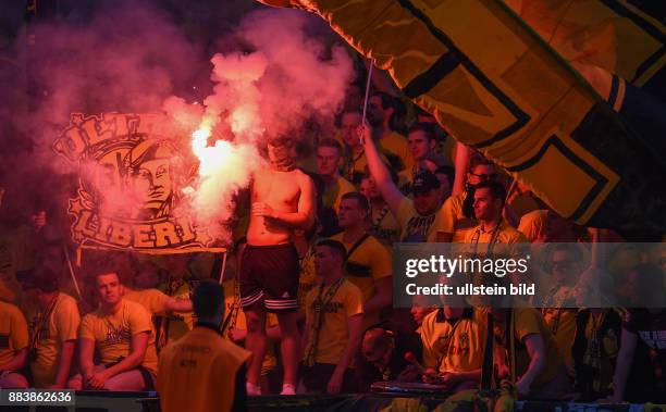 In Berlin FC Bayern Muenchen - Borussia Dortmund Fans von Borussia Dortmund brennen in Pyrotechnik ab