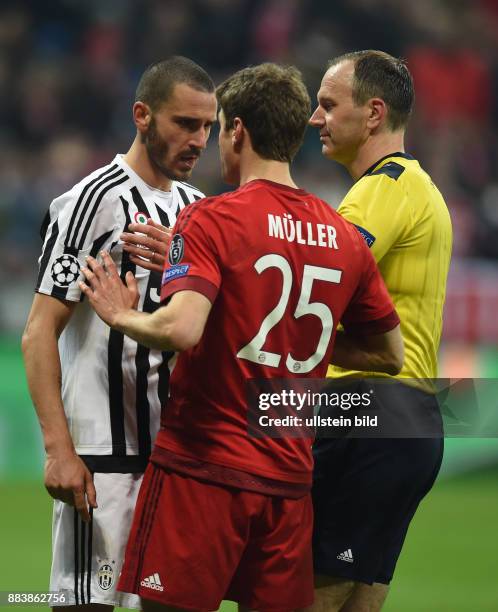 Bayern Muenchen - Juventus Turin Leonardo Bonucci und Thomas Mueller duellieren sich verbal unter den Augen von Schiedsrichter Jonas Eriksson