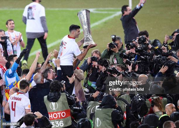 Liverpool - FC Sevilla JUBEL Sieger FC Sevilla; Jose Antonio Reyes praesentiert den Fans den Pokal