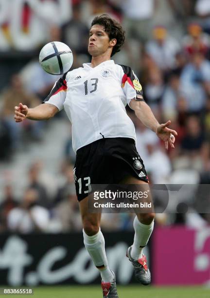 Fussball INTERNATIONAL EURO 2004 Lettland - Deutschland im Stadion do Bassa in Porto Michael Ballack am Ball