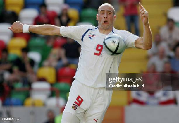 Fussball INTERNATIONAL EURO 2004 Tschechien 2-1 Lettland Jan Koller am Ball