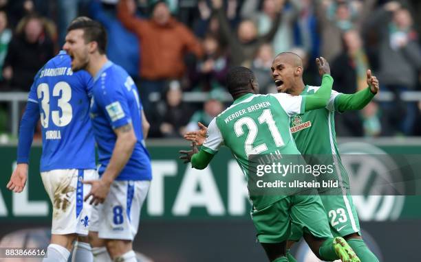 Werder Bremen - SV Darmstadt 98 Anthony Ujah und Theodor Gebre Selassie bejubeln das Tor zum 1:0