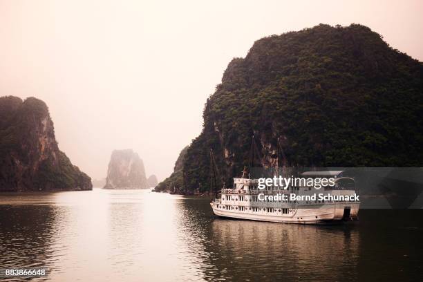 boat trip across famous halong bay - bernd schunack imagens e fotografias de stock