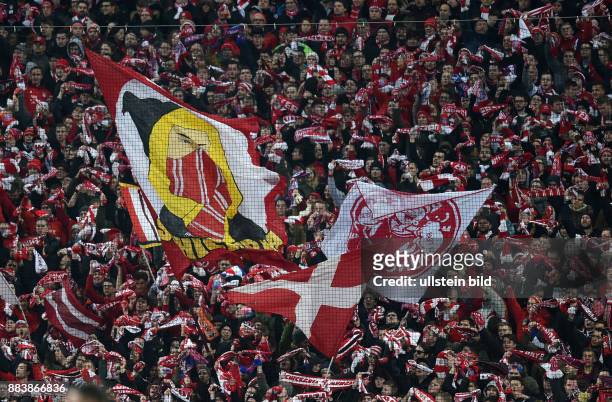 Bayern Muenchen - 1. FSV Mainz 05 Bayern Fans schwenken schön Schal und Fahne