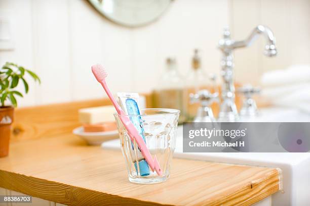 tooth polish set put on wash basin - lavandino del bagno foto e immagini stock