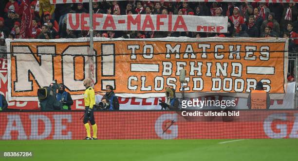 Bayern Muenchen - Juventus Turin Bayern Fans hissen Banner mit der Aufschrift: UEFA-MAFIA - NO! TO MATCHES BEHIND CLOSED DOORS