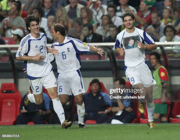 Fussball INTERNATIONAL EURO 2004 Portugal - Griechenland im Stadion da Luz in Lissabon Angelos Charisteas jubelt mit Angelos Basinas und Giourkas...