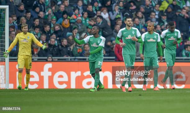 Werder Bremen - SV Darmstadt 98 Torwart Felix Wiedwald, Anthony Ujah, Florian Grillitsch, Theodor Gebre Selassie und Papy Djilobodji sind nach dem...