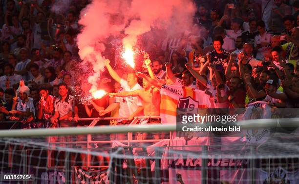 Real Madrid - Atletico Madrid Fans von Real Madrid brennen nach dem Sieg in der Champions League Pyrotechnik ab