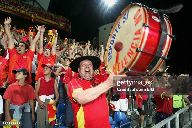 Fussball INTERNATIONAL EURO 2004 Spanien 1-0 Russland JUBEL spanische Fans beim Schlusspfiff; Trommler freut sich