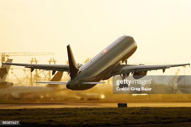 commercial airliner taking off - plane taking off stock pictures, royalty-free photos & images