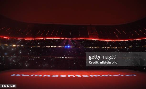 Fussball 1. Bundesliga Saison 2016/2017 16. Spieltag FC Bayern Muenchen - RB Leipzig Weihnachtsmeister FC Bayern bedankt sich mit einer Lasershow bei...