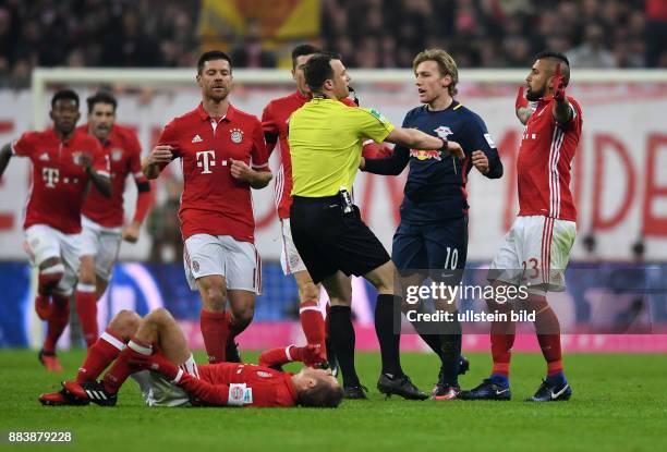 Fussball 1. Bundesliga Saison 2016/2017 16. Spieltag FC Bayern Muenchen - RB Leipzig Der Leipziger Emil Forsberg steht nach seinem Foul gegen Philipp...