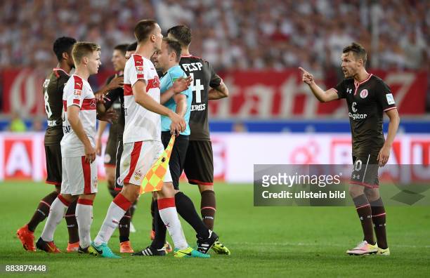 Fussball 2. Bundesliga Saison 2016/2017 1. Spieltag VfB Stuttgart - FC St. Pauli Christopher Buchtmann legt sich mit Toni Sunjic an