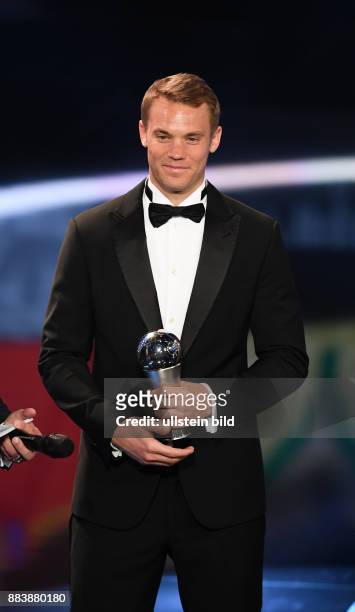 Fussball International FIFA The Best Football Awards 2016 FIFPro World XI Mannschaft des Jahres 2016: Torwart Torwart Manuel Neuer mit Pokal