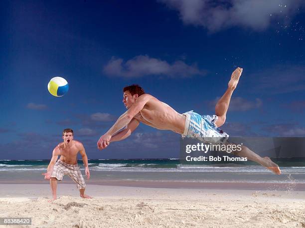beach volleyball - juego de voleibol de playa fotografías e imágenes de stock