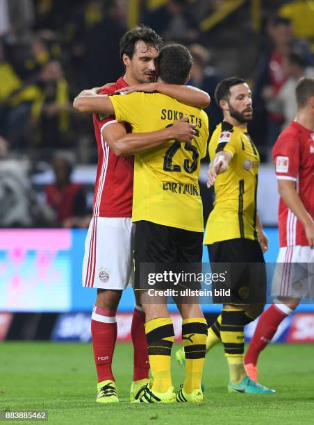 Borussia Dortmund - FC Bayern Muenchen Mats Hummels und Sokratis umarmen sich nach dem Spiel sich nach dem Spiel