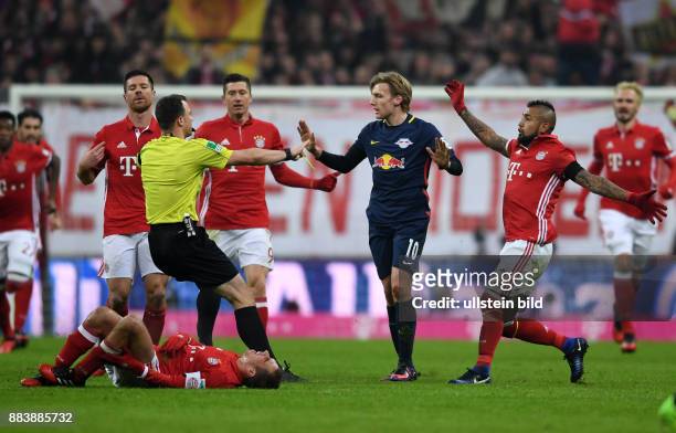 Fussball 1. Bundesliga Saison 2016/2017 16. Spieltag FC Bayern Muenchen - RB Leipzig Der Leipziger Emil Forsberg steht nach seinem Foul gegen Philipp...