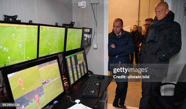 Fussball International Testspiel in Mailand Italien - Deutschland Zweiter FIFA Video Assistant Referee Test ; Pierluigi Collina verfolgt ein Teil des...