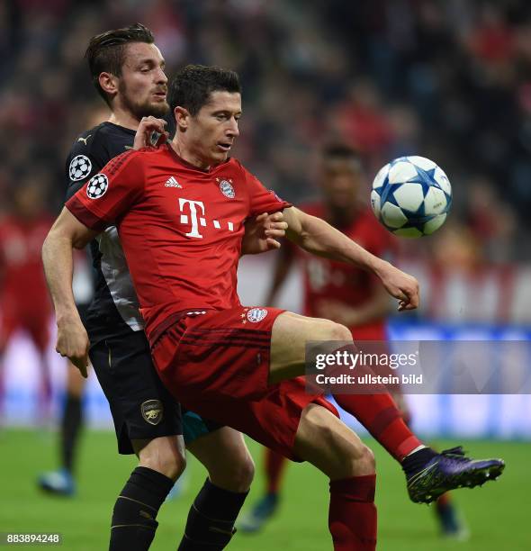 Bayern Muenchen - Arsenal London Robert Lewandowski gegen Mathieu Debuchy