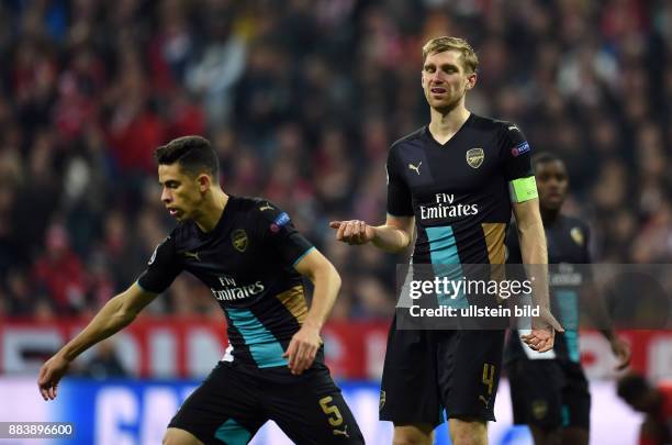 Bayern Muenchen - Arsenal London Gabriel und Per Mertesacker