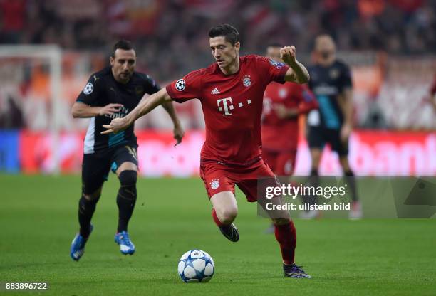 Bayern Muenchen - Arsenal London Robert Lewandowski am Ball