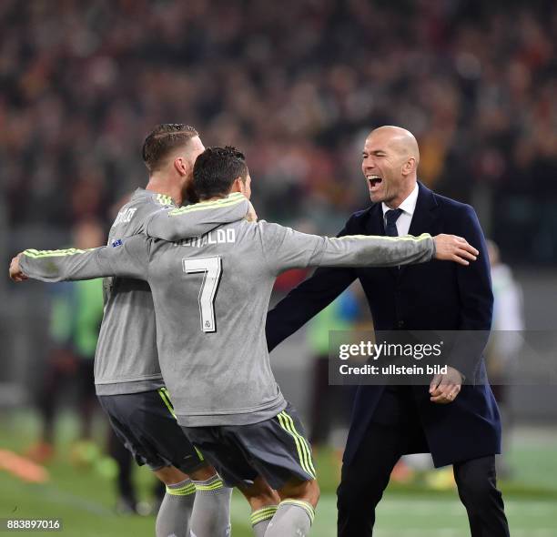 Rom - Real Madrid JUBEL Real Madrid; Trainer Zinedine Zidane umarmt Torschütze Cristiano Ronaldo und Sergio Ramos