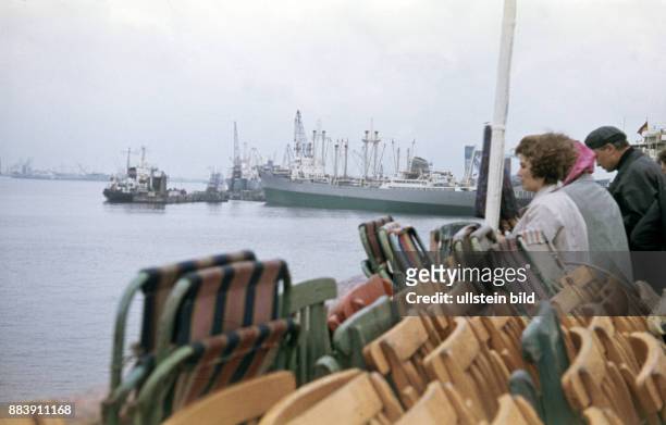 Ca. 1950, Kreuzfahrt, Deck, Stühle, Reisende, Hafen