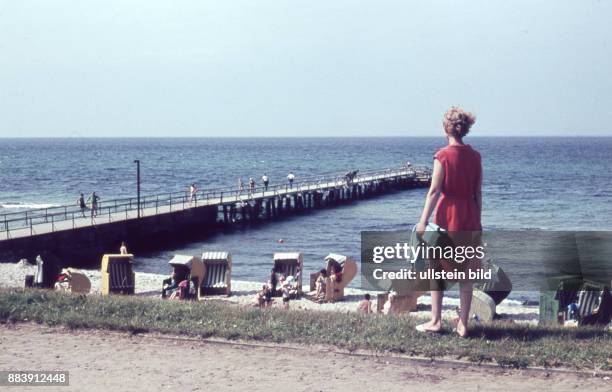 Ca. 1960, Sommerurlaub an der Ostsee , Frau schaut auf das Meer