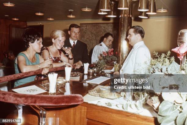 Ca. 1950, Kreuzfahrt, Gastronomie, Bar, Gäste