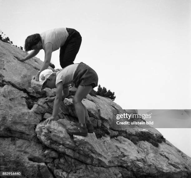 Ca.1950, Junge im Gebirge, mit seiner Mutter, Klettern, Bergsteigen