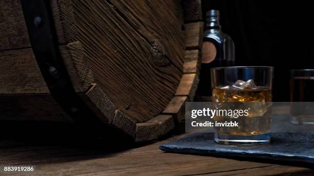 whisky auf bartheke - holzfass stock-fotos und bilder