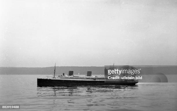 Ca.1920, Schiff, Modellschiff eines, Passagierschiffes, mit einem jungen Mann an Bord