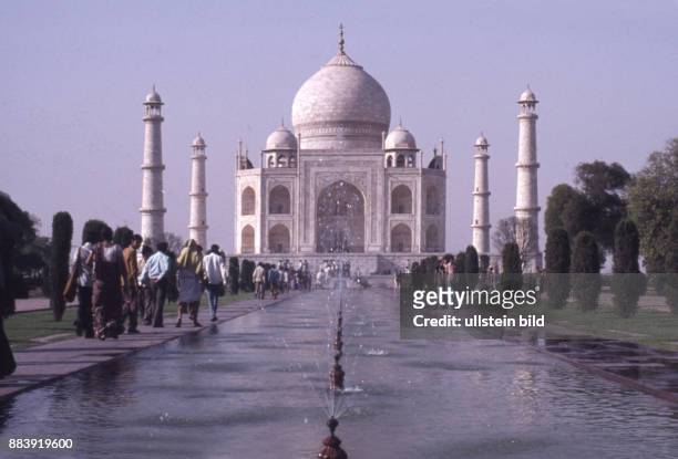 Indien, ca. 1986, Taj Mahal, 1631 wurde mit den Bauarbeiten begonnen und ca.1648 fertiggestellt Der Taj Mahal ist 58 Meter hoch und 56 Meter breit....