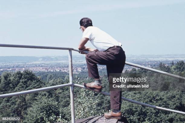Ca. 1960, Mann am Aussichtspunkt