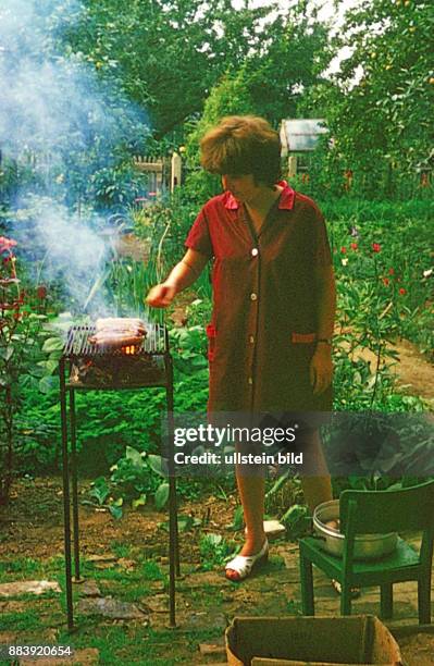 Ca.1960, Gartenhaus, Frau beim Grillen