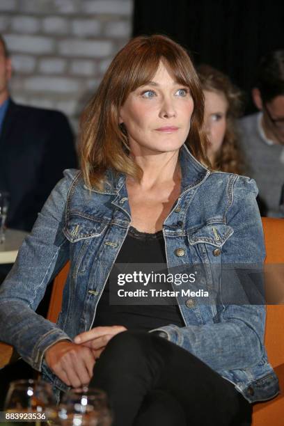 Carla Bruni attends the TV Show '3 nach 9' at Studio Radio Bremen on December 1, 2017 in Bremen, Germany.