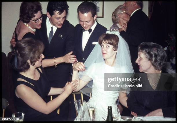 Aufnahme ca. 1960, Hochtzeitsfeier, Braut zeigt ihren Ehering