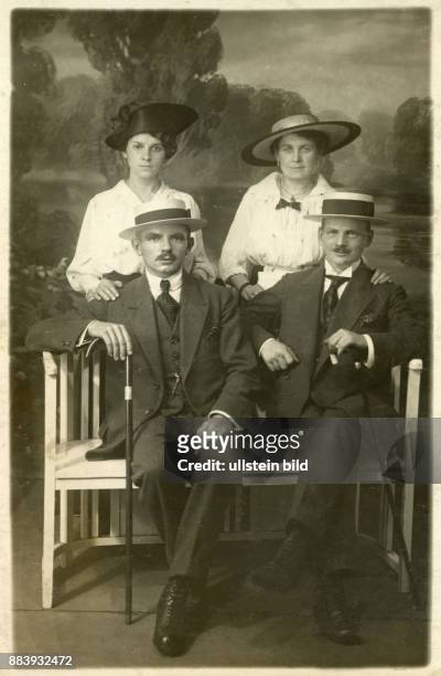 Aufnahme ca. 1910, Junge Männer und junge Frauen im Fotoatelier