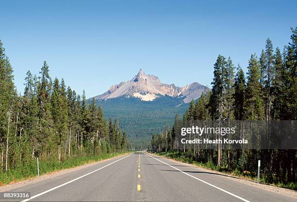 open road leading towards mt thielsen. - mount thielsen stock pictures, royalty-free photos & images