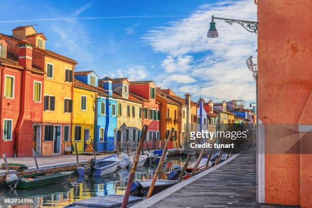canale degli edifici colorati di burano, venezia, italia - burano foto e immagini stock