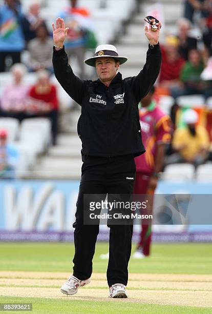Umpire Simon Taufel gestures during the ICC World Twenty20 match between West Indies and Sri Lanka at Trent Bridge on June 10, 2009 in Nottingham,...