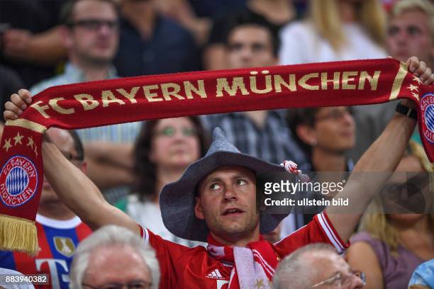 Fussball 1. Bundesliga Saison 2016/2017 1. Spieltag FC Bayern Muenchen - SV Werder Bremen Ein Bayern Fan zeigt Schal und traegt Hut.