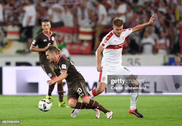 Fussball 2. Bundesliga Saison 2016/2017 1. Spieltag VfB Stuttgart - FC St. Pauli Christopher Buchtmann gegen Simon Terodde