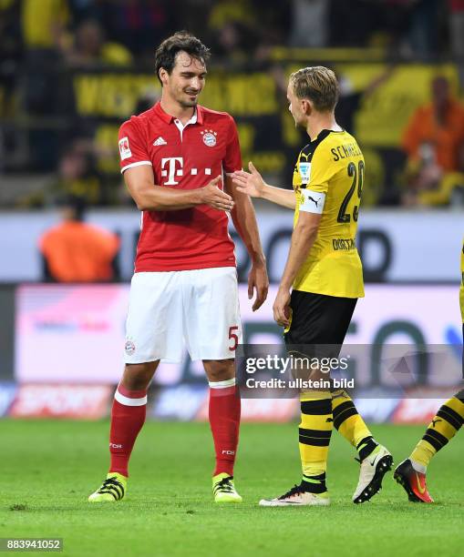 Borussia Dortmund - FC Bayern Muenchen Mats Hummels und Marcel Schmelzer klatschen sich nach dem Spiel ab