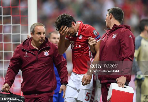 Bayern Muenchen - FK Rostow Mats Hummels hat sich am Kopf verletzt, Dr. Med. Volker Braun kuemmert sich